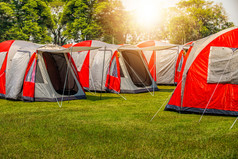 野营和帐篷下的森林日落