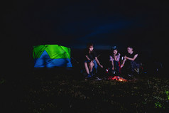 集团亚洲朋友旅游喝和玩吉他在一起与幸福夏天而有野营附近湖