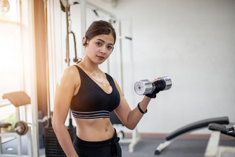 美丽的<strong>肌肉</strong>发达的适合女人锻炼建筑<strong>肌肉</strong>和健身女人做练习的健身房健身概念健康的生活方式