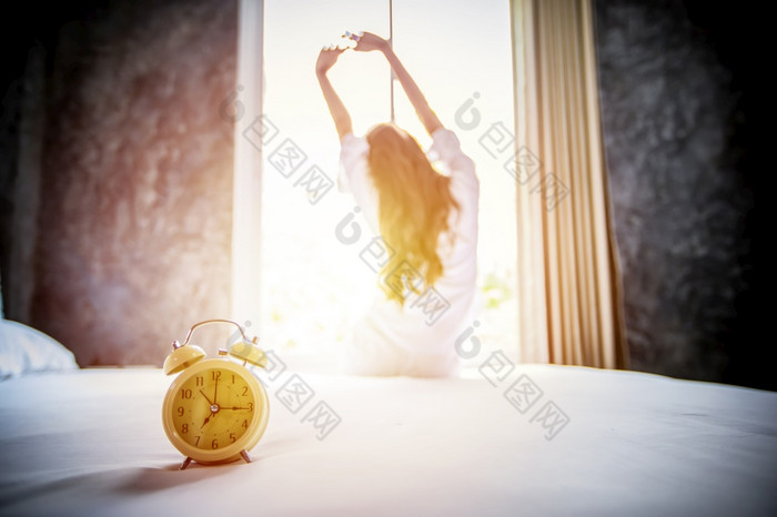 报警时钟有好一天亚洲女人醒着的她的床上完全休息和开放的窗帘的早....得到新鲜的空气首页