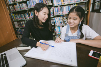 亚洲学生阅读书的图书馆