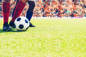 足球足球球员站与球的场为踢的足球球足球体育场软焦点