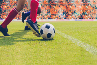 足球足球球员站与球的场为踢的足球球足球体育场软焦点
