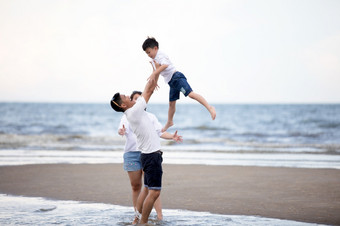 活跃的父母和人户外<strong>活动</strong>夏天假期和假期与孩子们快乐<strong>家庭</strong>和儿子走与有趣的<strong>日</strong>落海沙子海滩