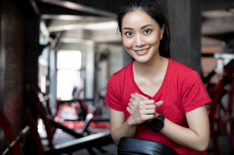 美丽的肌肉发达的适合女人锻炼建筑肌肉和健身女人做练习的健身房健身概念健康的生活方式