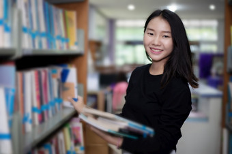 亚洲女学生持<strong>有为</strong>选择书图书馆