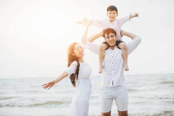 活跃的父母和人户外活动夏天假期和假期与孩子们快乐家庭和儿子走与有趣的日落海沙子海滩