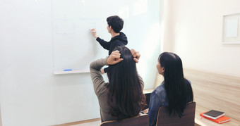 的女学生她感觉头疼和严重的老师做了<strong>不理解</strong>