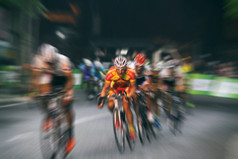 运动模糊亚洲骑自行车冠军在的比赛为背景古董语气