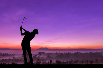 轮廓高尔夫球手打击全面和保持高尔夫球课程的夏天为放松时间