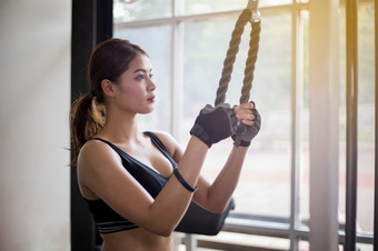 美丽的肌肉发达的适合女人锻炼建筑肌肉和健身女人做练习的健身房健身概念健康的生活方式软焦点