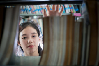 亚洲女学生持<strong>有为</strong>选择书图书馆