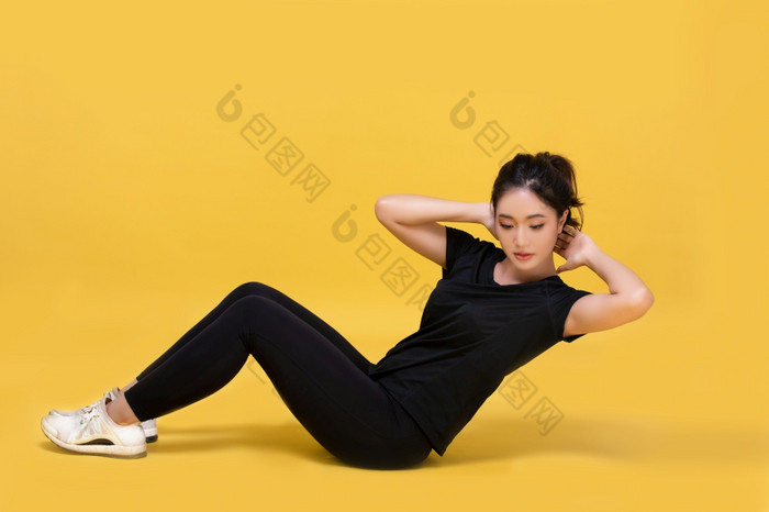 微笑快乐美丽的肖像年轻的亚洲女人伸展运动锻炼锻炼黄色的背景健身体育运动女孩有氧和健康的概念