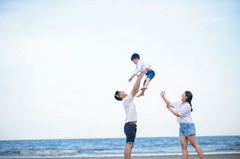 活跃的父母和人户外活动夏天假期和假期与孩子们快乐家庭和儿子走与有趣的日落海沙子海滩