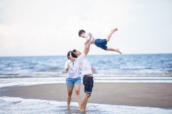 活跃的父母和人户外活动夏天假期和假期与孩子们快乐家庭和儿子走与有趣的<strong>日落</strong>海沙子海滩