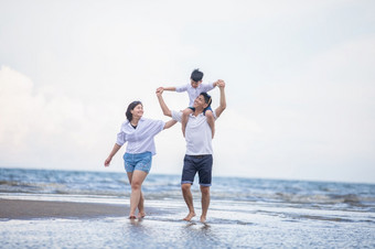 活跃的父母和人户外<strong>活动</strong>夏天假期和假期与孩子们快乐<strong>家庭</strong>和儿子走与有趣的<strong>日</strong>落海沙子海滩