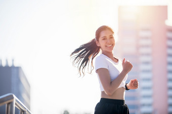 微笑亚洲年轻的健身体育运动女人运行和运动型人培训城市<strong>区域</strong>健康的生活方式和体育运动概念