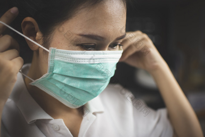 亚洲女孩病人穿医疗面具为对感染和防止传播冠状病毒新冠病毒预防