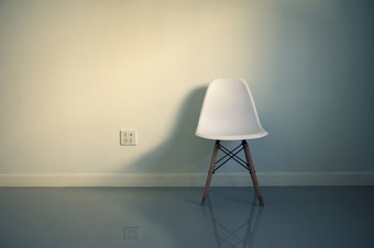白色椅子与影子和插头套接字房间首页简约风格概念
