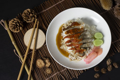 烤鸭大米与筷子白色板泰国街食物