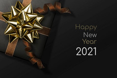 快乐新一年庆祝活动概念装饰与黑色的礼物盒子和绑在与金领带弓黑色的颜色背景文本装饰复制空间正确的站