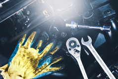 机械师工具的地方的引擎车这样的手套套接字扳手结合扳手