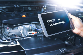 技术员诊断代码失败与obd扫描仪技术平板电脑的汽车修复车库