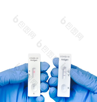的医生比较磁带从快速抗原测试工具包为新冠病毒结果垂直复制空间白色背景