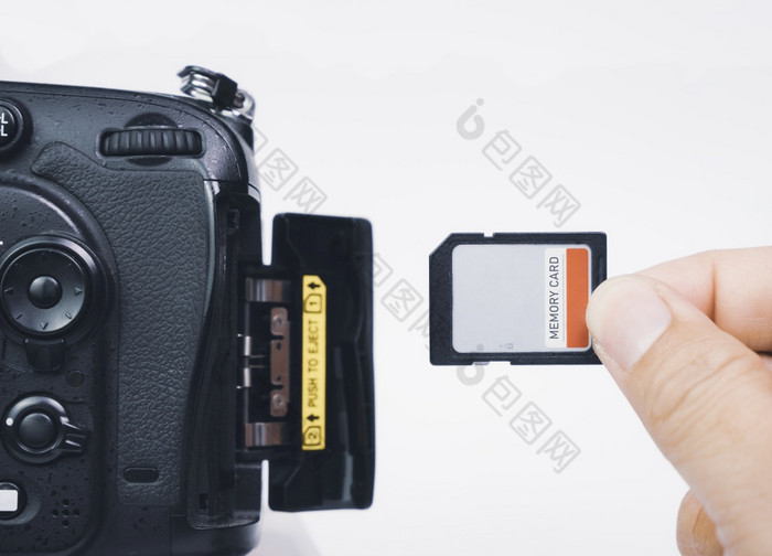 摄影师手插入内存卡内存槽的数字数码单反相机相机孤立的白色背景