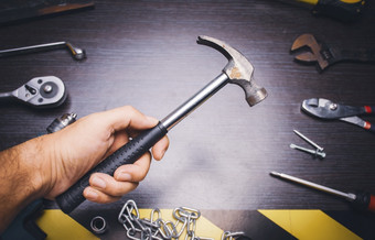 金属锤工具的手机械师与机械师工具背景
