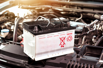 的车电池的汽车电系统的引擎室为车维护和回收电子产品垃圾