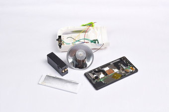 电子产品垃圾为回收白色背景电池手电筒和移动电话