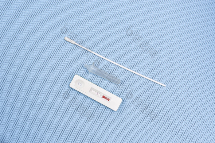 抗原测试工具包不新冠病毒负测试结果光蓝色的颜色背景与盒式磁带提取管棉花拭子