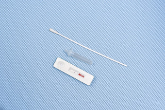 <strong>抗原</strong>测试工具包不新冠病毒负测试结果光蓝色的颜色背景与盒式磁带提取管棉花拭子