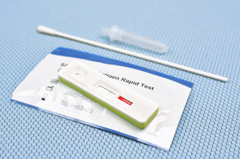 新冠病毒负测试结果<strong>抗原</strong>测试工具包不光蓝色的颜色背景与盒式磁带提取管棉花拭子