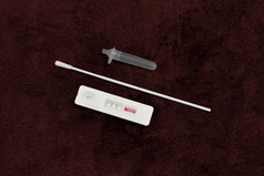 抗原测试工具包不新冠病毒积极的测试结果黑暗红色的颜色背景与盒式磁带提取管棉花拭子