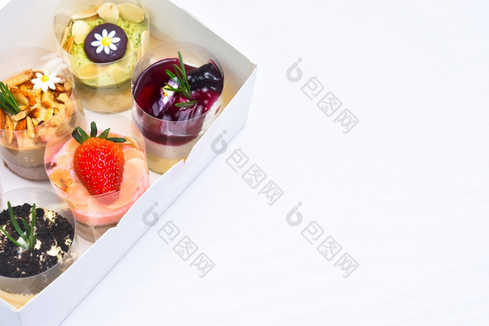 草莓芝士蛋糕与新鲜的草莓前和不同的口味芝士蛋糕与复制空间白色背景