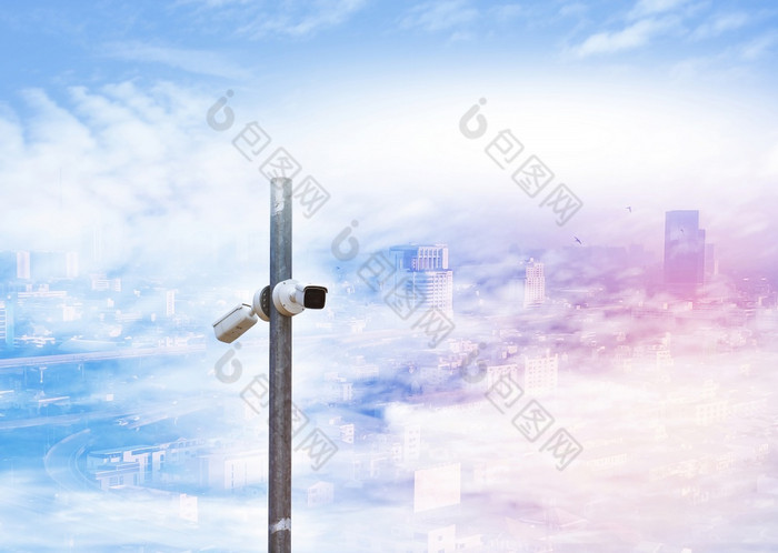 中央电视台相机无线安全户外系统与防水系统的金属波兰城市和天空云双曝光背景