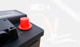 红色的积极的终端通用的车黑色的电池和电池充电双曝光白色背景与复制空间