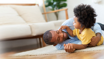 快乐非洲父亲和小孩子儿子支出时间玩<strong>首页</strong>在一起微笑爸爸蓝色的<strong>衬衫</strong>拥抱拥抱孩子男孩黄色的休闲后到达从工作木地板上黑色的家庭概念