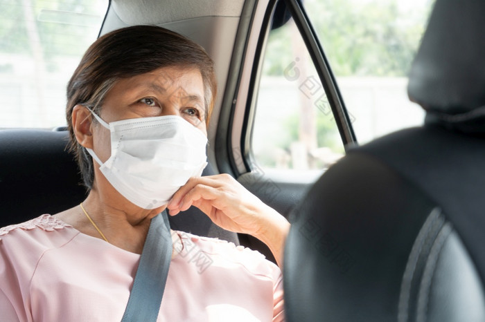 亚洲高级女人乘客穿外科手术面具为防止冠状病毒新冠病毒而坐着车保护流感大流行病毒公共运输环境卫生健康的和健康哪