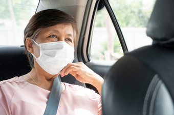 亚洲高级女人乘客穿外科手术面具为防止冠状病毒新冠病毒而坐着车保护流感大流行病毒公共运输<strong>环境卫生</strong>健康的和健康哪