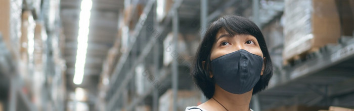 年轻的女买家保护脸面具为防止新冠病毒而购物的商店亚洲女人看为房子家具架子上购物中心疫情冠状病毒横幅