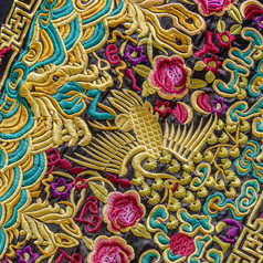 关闭中国人刺绣这例子的工艺的中国人为这刺绣一切使手和很多黄金颜色使用