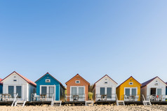 沿着的海滩的荷兰你可以找到很多彩色的海滩房子他们是被占领的游客谁保持在那里为的周末彭斯彭他们的假期在那里