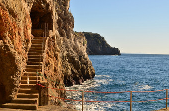 石头楼梯减少成的海悬崖沿着的阿海岸意大利