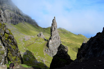 顶峰岩石形成与光阴霾云周围山