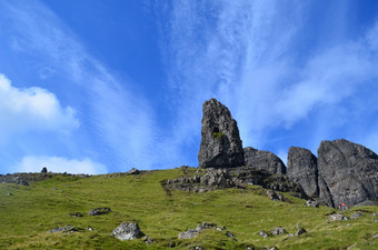 漂亮的景观和蓝色的天空与裸奔云在岩石的老男人。斯托尔