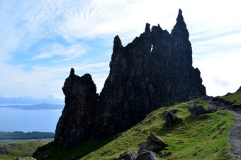 高耸的岩石的岛斯凯岛苏格兰