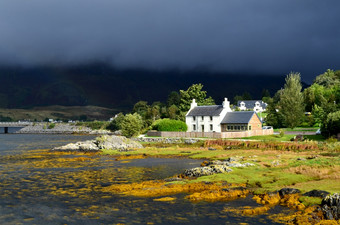 美丽的景观苏格兰与房子正确的的水